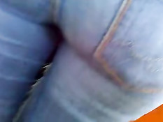 Парень едет в автобусе и снимает большую жопу девушки в джинсах