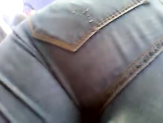 Парень едет в автобусе и снимает большую жопу девушки в джинсах