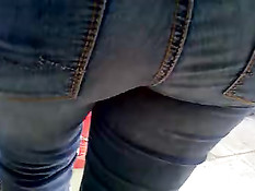 Парень едет в автобусе и снимает большую жопу девушки в джинсах
