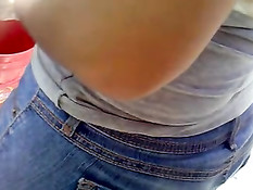 Парень едет в автобусе и снимает большую жопу девушки в джинсах