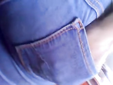 Парень едет в автобусе и снимает большую жопу девушки в джинсах