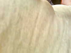 Парень едет в автобусе и снимает большую жопу девушки в джинсах