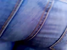 Парень едет в автобусе и снимает большую жопу девушки в джинсах