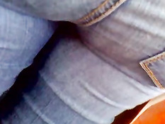 Парень едет в автобусе и снимает большую жопу девушки в джинсах