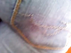 Парень едет в автобусе и снимает большую жопу девушки в джинсах