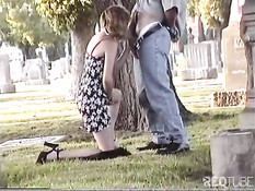 Голый мужик поставил раком и отъебал на кладбище девку в платье