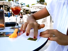 Девушка с пирсингом в половых губах гуляет без трусиков по улице