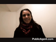 За 400 евро молодая брюнетка согласилась заняться с парнем сексом