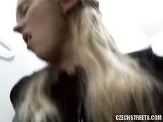 Встретил на улице чешскую блондинку и оттрахал её в примерочной