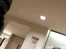 Встретил на улице чешскую блондинку и оттрахал её в примерочной