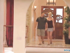 Американские свингеры занимаются групповым сексом в большом доме