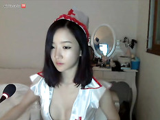 Девушка в костюме медсестры снимает халатик и показывает сиськи