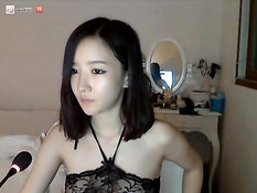 Девушка в костюме медсестры снимает халатик и показывает сиськи