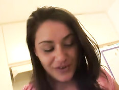 Домохозяйка показала красивые сиськи и подрочила мужчине член