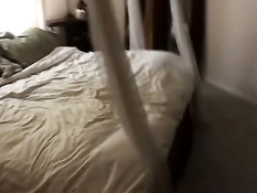 Домохозяйка показала красивые сиськи и подрочила мужчине член