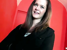 Парень снял в секс музее девчонку и уговорил трахнуться за деньги