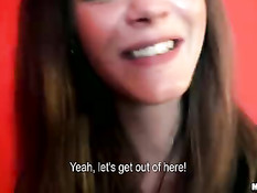 Парень снял в секс музее девчонку и уговорил трахнуться за деньги