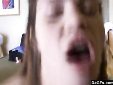 Худая подружка с длинными волосами отсосала мужчине на балконе