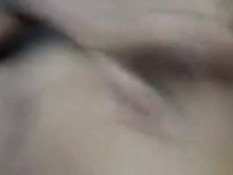 Индийская девчонка берёт телефон и снимает любительское порно