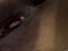 Индийская девчонка берёт телефон и снимает любительское порно