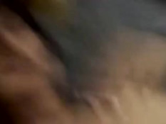 Индийская девчонка берёт телефон и снимает любительское порно