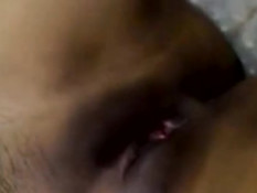 Индийская девчонка берёт телефон и снимает любительское порно