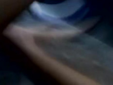 Индийская девчонка берёт телефон и снимает любительское порно