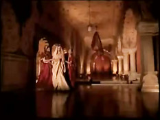 Индийская актриса Bipasha Basu принимает ванну с лепестками роз