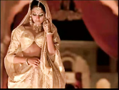 Индийская актриса Bipasha Basu принимает ванну с лепестками роз