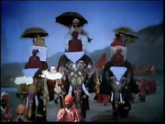 Индийская актриса Bipasha Basu принимает ванну с лепестками роз