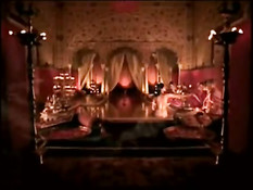 Индийская актриса Bipasha Basu принимает ванну с лепестками роз