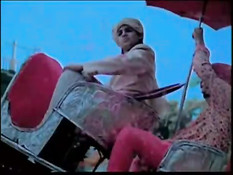 Индийская актриса Bipasha Basu принимает ванну с лепестками роз