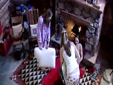 Романтичные молодые лесбиянки впятером устроили оргию на полу