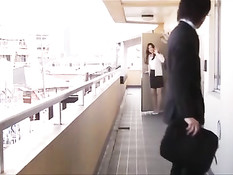 Как только муж уходит на работу, азиатская жена идёт к любовнику