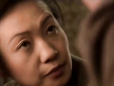 Японский мужчина наслаждается минетом и трахает женщину сверху