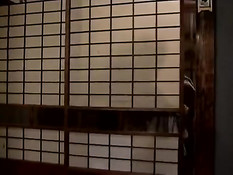 Японский мужчина наслаждается минетом и трахает женщину сверху