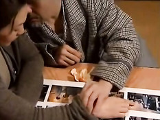 Японский мужчина наслаждается минетом и трахает женщину сверху