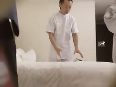 Японский муж смотрит, как жене делают массаж и трахают на столе