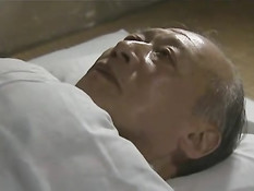 Азиатская женщина трахает себя секс машиной и ебётся с мужчиной