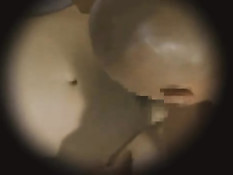 Азиатская женщина трахает себя секс машиной и ебётся с мужчиной