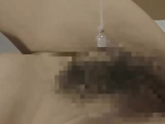 Азиатская женщина трахает себя секс машиной и ебётся с мужчиной