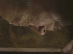 Азиатская женщина трахает себя секс машиной и ебётся с мужчиной