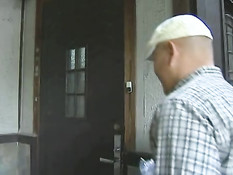 Азиатская женщина трахает себя секс машиной и ебётся с мужчиной