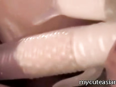 Две молодые азиатские лесбиянки оттрахали друг друга вибратором