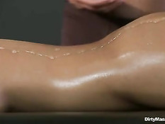 Asa Akira наслаждается эротическим массажем и трахается с парнем