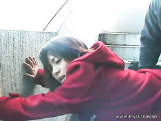 Азиатская подружка отсасывает парню член и трахается на балконе