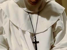 Две развратные грудастые монахини снимают одежду и трахаются