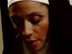 Две развратные грудастые монахини снимают одежду и трахаются