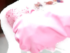 Блондинка с большой грудью Angela Sommers мастурбирует на кухне