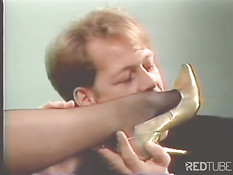 Сисястая брюнетка в туфлях на высоких каблуках даёт лизать ноги